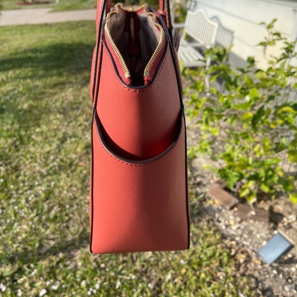 Michael Kors Tote with Structured Shape and Gold Hardware - Picture 4 of 15